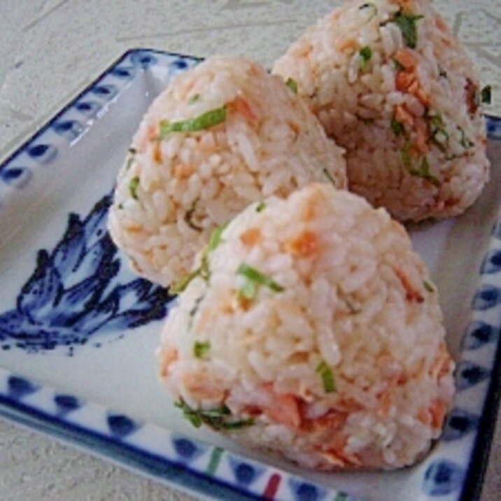 鮭と大葉の揚げ玉入り おにぎり レシピ 作り方 By ラズベリっち 楽天レシピ 鮭と大葉の揚げ玉入り おにぎり レシピ 作り方 By ラズベリっち 楽天レシピ